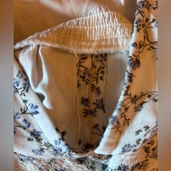 Floral Abercrombie floral blouse with bow detail on sleeves - Picture 4 of 4